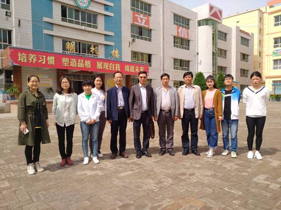与南街小学李董事长、指导教师和实习生合影