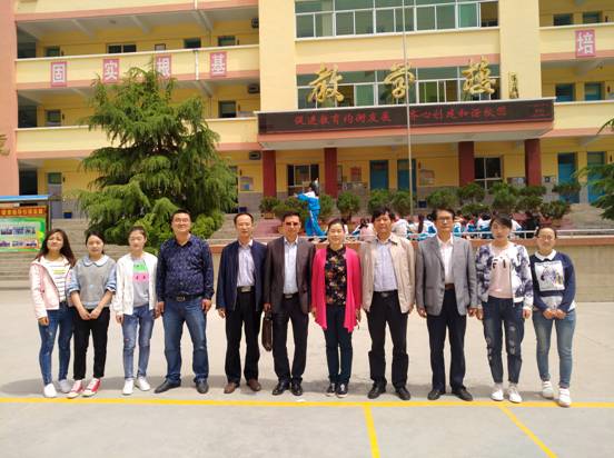 与柳湖小公司领导和实习生合影