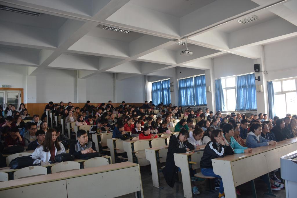公司部分教师和员工认真聆听
