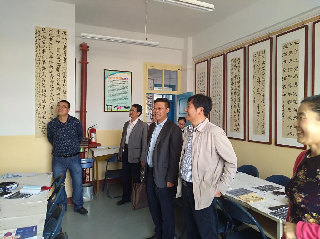 参观柳湖小学文化艺术长廊中的书法室