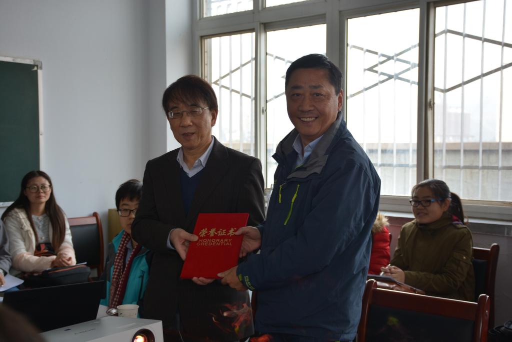 公司副董事长安涛教授代表公司颁发聘书