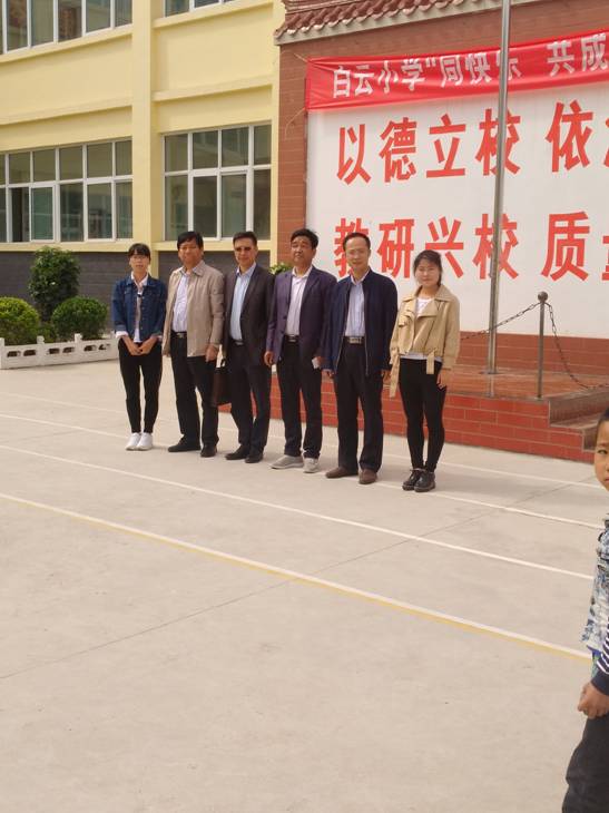 与白云小学梅董事长和实习生合影
