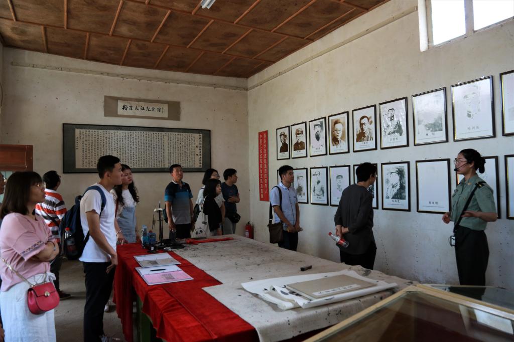 参观榜罗镇会议旧址